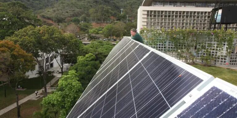 Solar panels were installed at the private Andrés Bello Catholic University, in the capital of Venezuela. While waiting for large projects, installations like these are gaining ground in homes, farms and businesses, sometimes combined with the use of the national power grid or diesel-fueled plants. CREDIT: UCAB