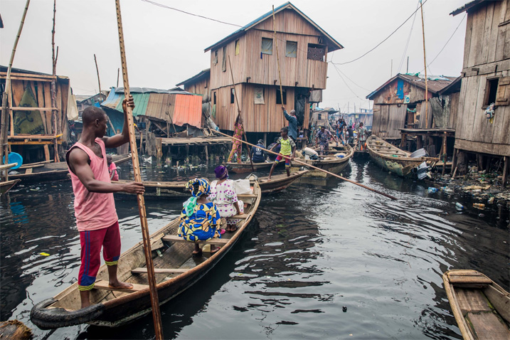 Unzählige Kanus navigieren tagtäglich durch die engen Wasserstraßen von Makoko. (Bild: Damillola Onafuwa/WFP)