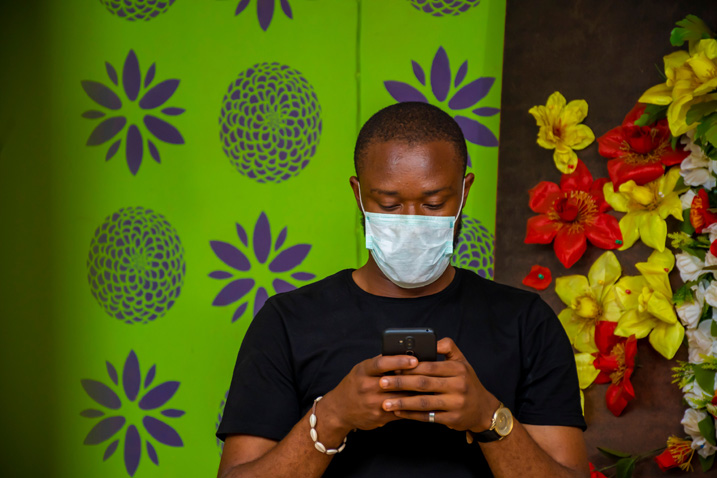 Die Bevölkerung von Nigeria wird permanent über die aktuellen Entwicklungen zur Ausbreitung von SARS-CoV-2 informiert (Bild: Shutterstock.com).