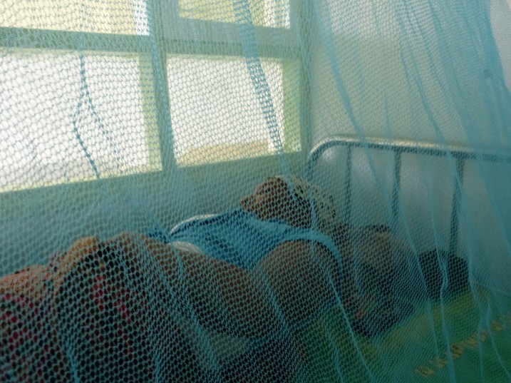 Eine an Malaria erkrankte Mutter in einem Krankenhaus in Samiba (Bild: Mercedes Sayagues/IPS)