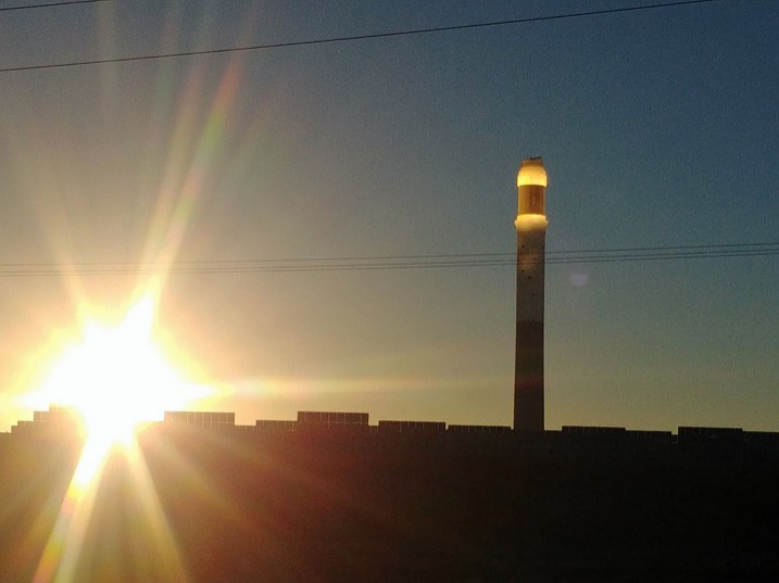 Das Kraftwerk Ouarzazate in Marokko - im Bild die Anlage Noor III - gilt als der größte Solarkomplex der Welt. (Bild: Marc Lacoste - Eigenes Werk, CC BY-SA 4.0, Link)